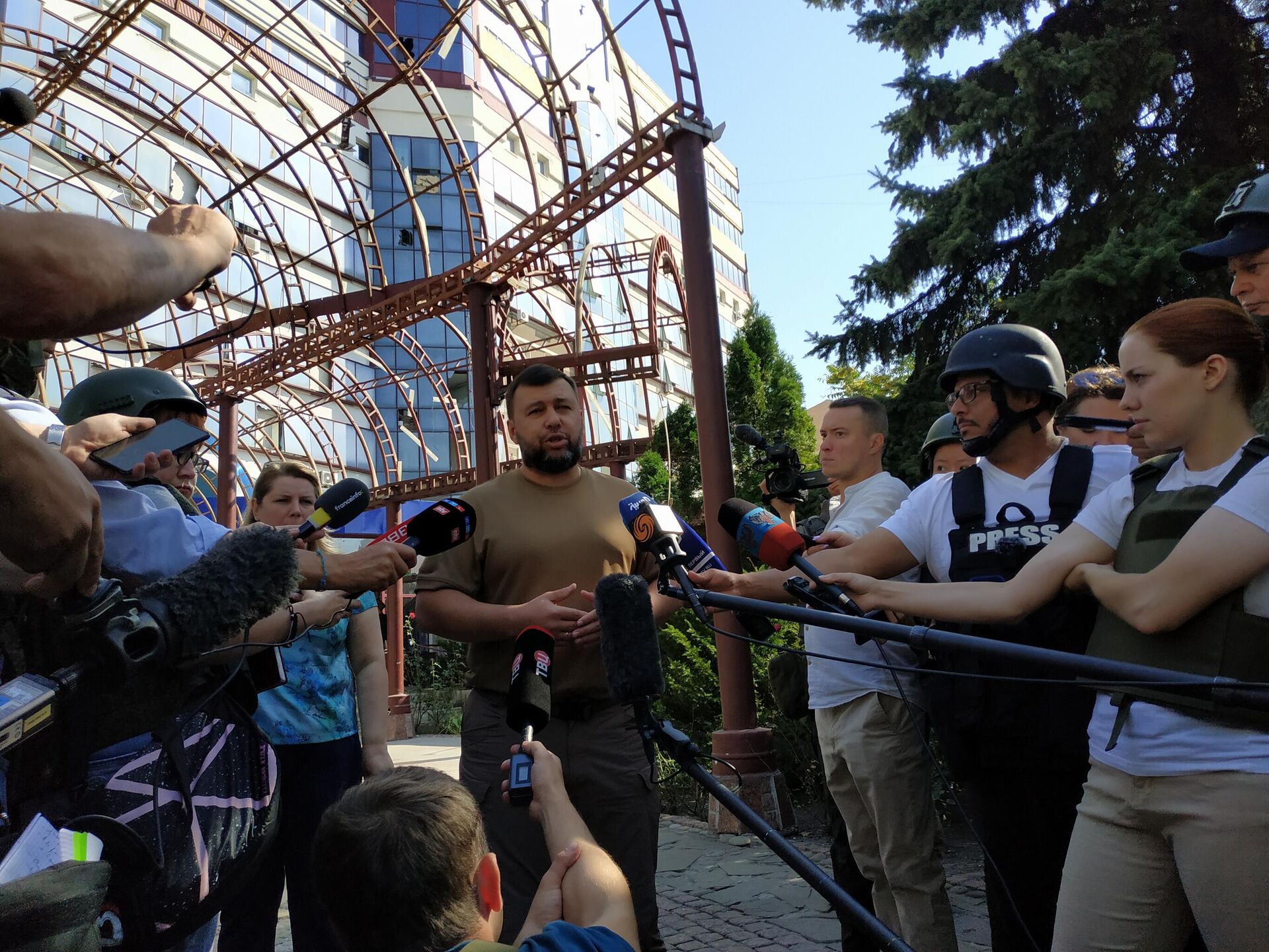 Глава ДНР Денис Пушилин общается с журналистами, Донецк, 30 августа 2022 года Глава ДНР Денис Пушилин общается с журналистами, Донецк, 30 августа 2022 года - Sputnik Латвия, 1920, 07.09.2022