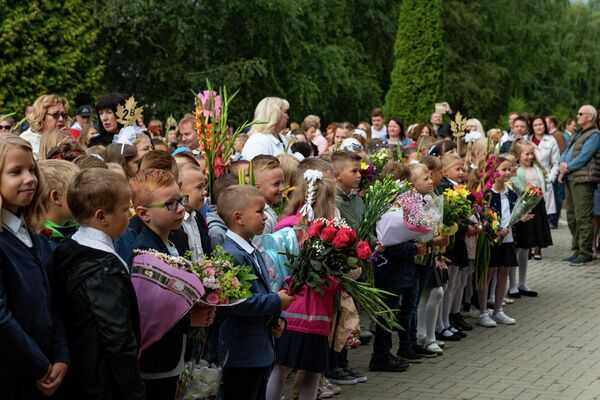 Младшеклассники на торжественной линейке 1 сентября. - Sputnik Латвия