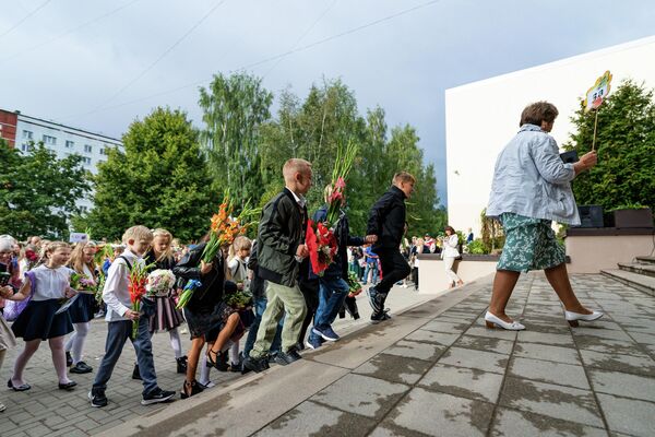 Классные руководители со своими учениками идут в школу. - Sputnik Латвия