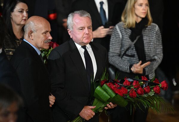 Посол США в РФ Джон Салливан на церемонии прощания с бывшим президентом СССР Михаилом Горбачевым в Колонном зале Дома союзов в Москве - Sputnik Латвия