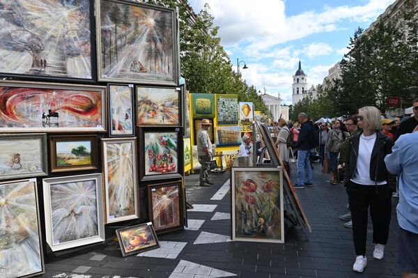 На ярмарке традиционно свои произведения представили художники. - Sputnik Латвия