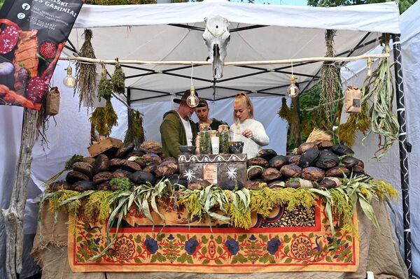 Торговцы демонстрируют посетителям свою продукцию. - Sputnik Латвия