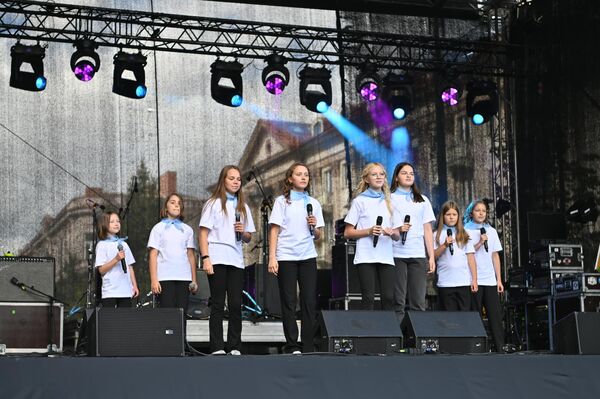 Фрагмент выступления юного коллектива на сцене рядом с площадью имени Винцаса Кудирки. - Sputnik Латвия