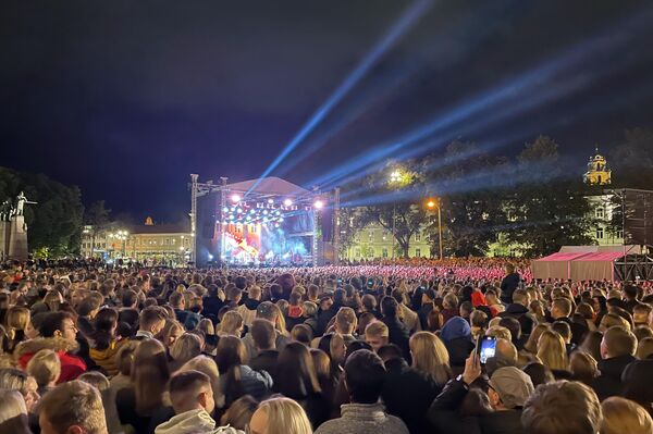 Вечерние концерты на Кафедральной площади собрали огромное количество зрителей. - Sputnik Латвия