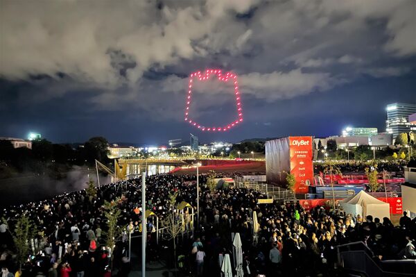 Вечерами небо над столицей освещали огни — посетители фестиваля могли насладиться лазерным шоу и шоу дронов. - Sputnik Латвия