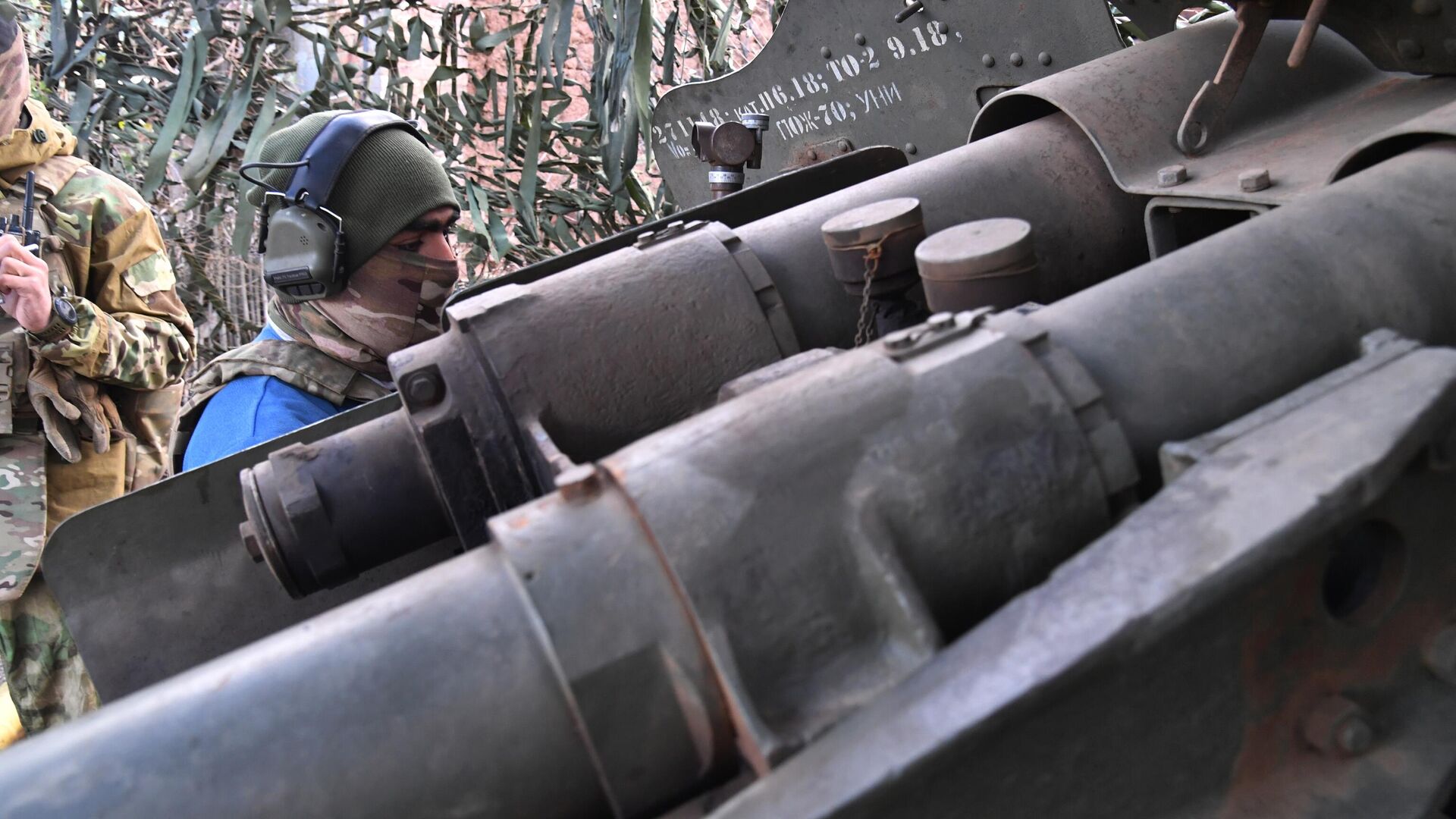 Боец артиллерийского расчета ЧВК Вагнер на позициях в ходе спецоперации в ДНР - Sputnik Латвия, 1920, 07.09.2022
