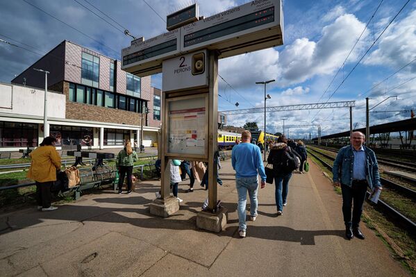 Пассажиры на платформе Рижского центрального вокзала. - Sputnik Латвия