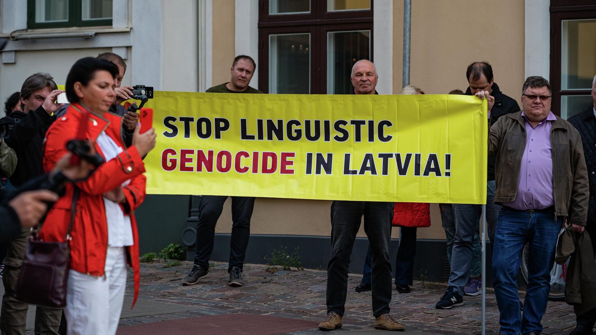 В Риге, рядом со зданием Сейма, прошел митинг РСЛ против полного перевода образования на латышский язык - Sputnik Латвия, 1920, 16.09.2022
