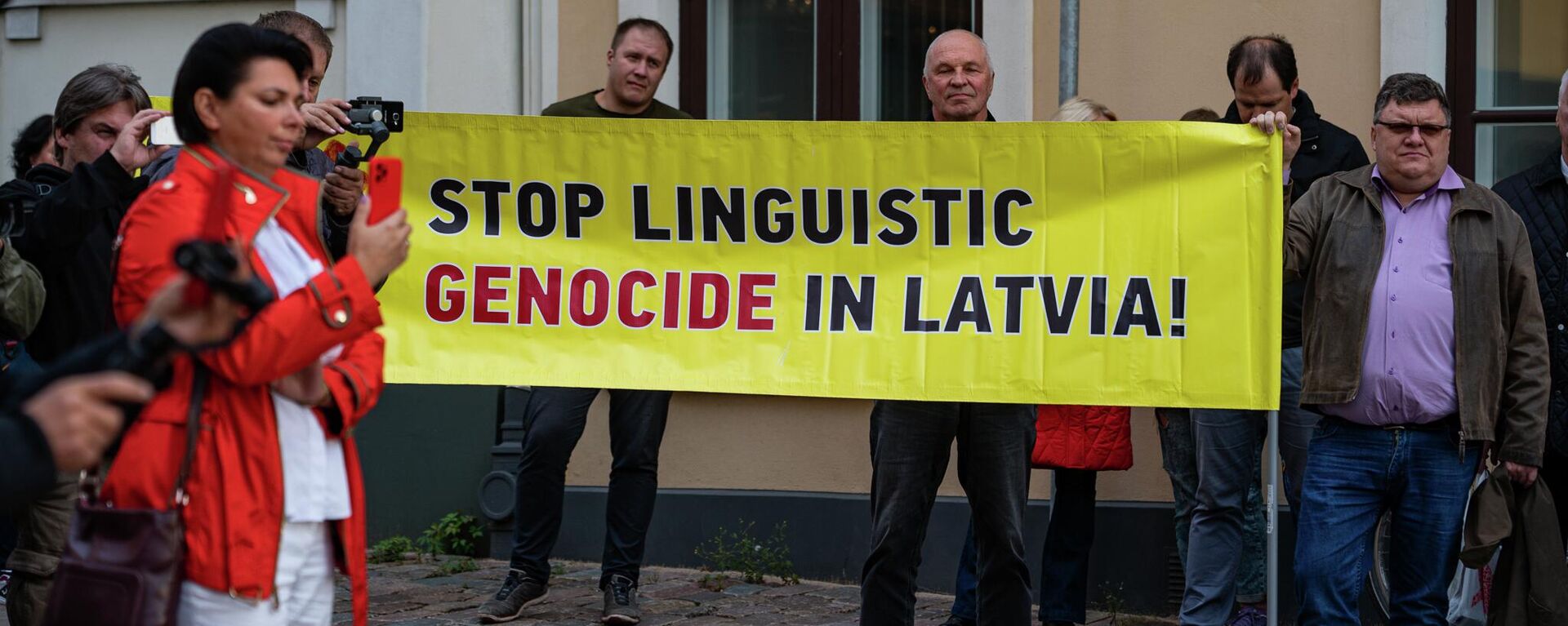 В Риге, рядом со зданием Сейма, прошел митинг РСЛ против полного перевода образования на латышский язык - Sputnik Латвия, 1920, 16.09.2022