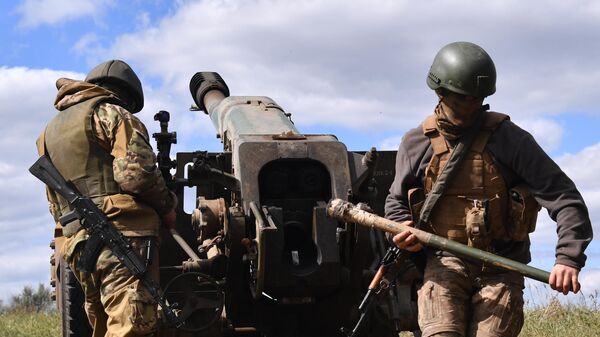 Работа артиллерийского расчета ЧВК Вагнер в ходе спецоперации на Украине - Sputnik Латвия