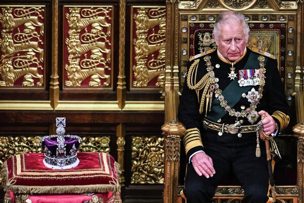 Принц Чарльз сидит рядом с короной Британской империи, 10 мая 2022 года.  - Sputnik Латвия