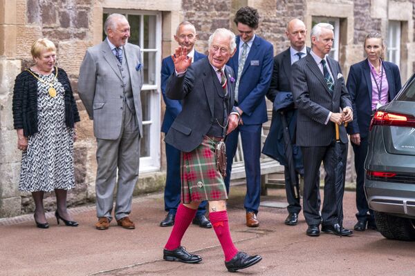 Принц Чарльз приветствует публику во время визита в Шотландию, 7 сентября 2022 года. - Sputnik Латвия