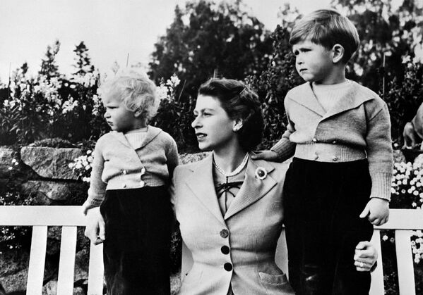 Королева Елизавета II с детьми: Чарльзом и Анной. - Sputnik Латвия