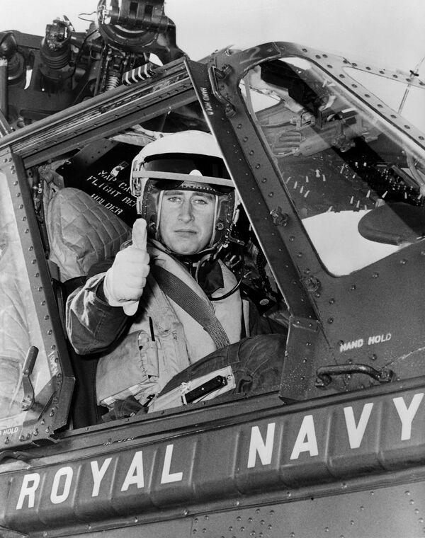 Принц Чарльз на борту вертолета Королевского флота, 21 октября 1972 года. - Sputnik Латвия