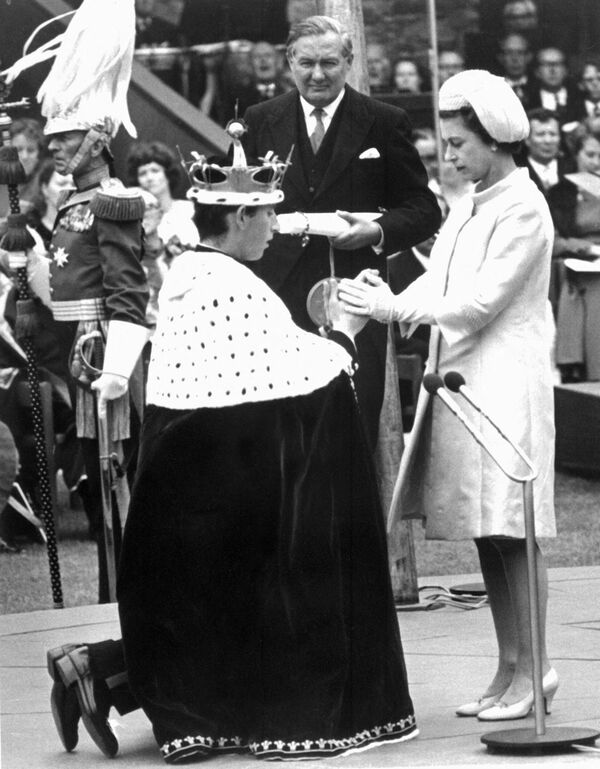 Королева Елизавета II коронует Чарльза как принца Уэльского в замке Кернарфон (Уоллес), 1969 год. - Sputnik Латвия