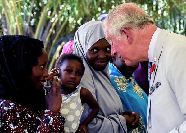 Принц Чарльз беседует с женщинами в ботаническом саду Sarius Palmetum в Нигерии, 8 ноября 2018 года. - Sputnik Латвия