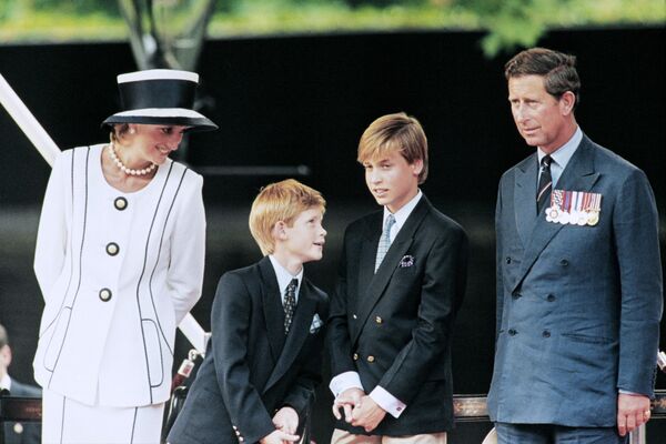 Принц Чарльз, принцесса Диана и их дети Уильям и Гарри наблюдают за маршем с помоста перед Букингемским дворцом, 19 августа 1995 года. - Sputnik Латвия