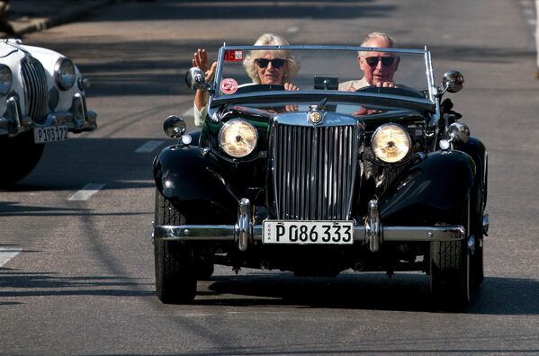 Принц Чарльз едет на винтажном автомобиле с женой Камиллой, герцогиней Корнуоллской, во время культурного мероприятия в Гаване, Куба, 26 марта 2019 года. - Sputnik Латвия