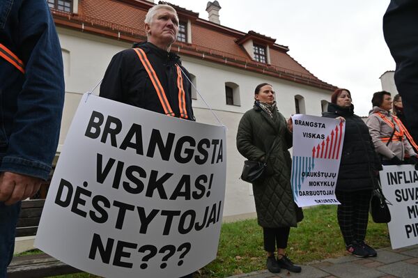 Протестующие требовали немедленно повысить заработную плату работников вузов не менее чем на треть. - Sputnik Латвия