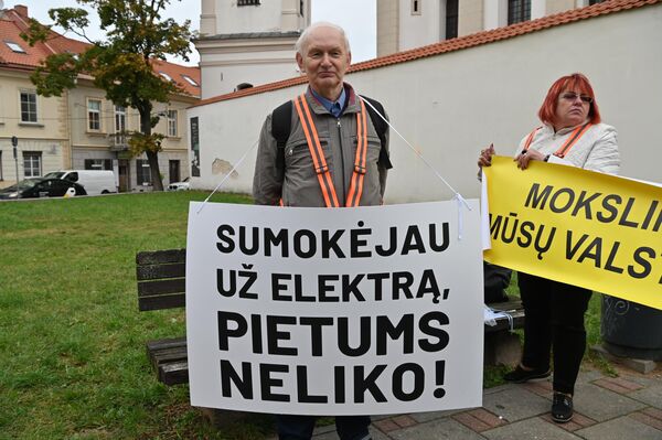 Участник акции протеста держит плакат с надписью: &quot;Заплатил за электричество, на обед не осталось!&quot;. - Sputnik Латвия