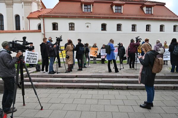 По словам протестующих, зарплаты в январе — феврале не повышались, а с марта выросли всего на десять процентов. - Sputnik Латвия