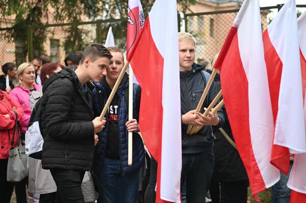 Участники акции выступили против планов реорганизации и вероятного закрытия более десяти польских учебных заведений. - Sputnik Латвия