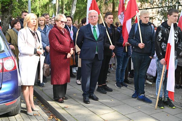 В митинге также приняла участие парламентарий Рита Тамашунене (крайняя слева). - Sputnik Латвия