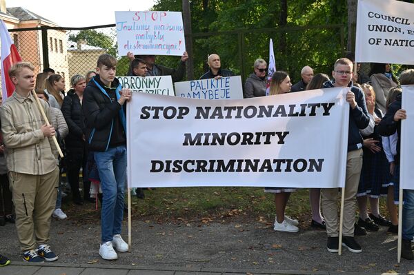 Надпись на плакате:  &quot;Остановите дискриминацию нацменьшинств&quot;. - Sputnik Латвия