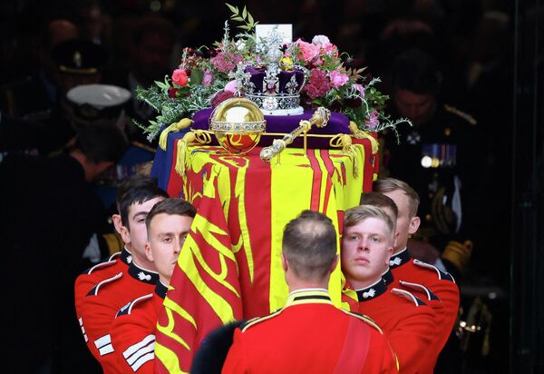 Гроб британской королевы Елизаветы II выносят из Вестминстерского аббатства в Лондоне 19 сентября 2022  года во время государственной панихиды. - Sputnik Латвия