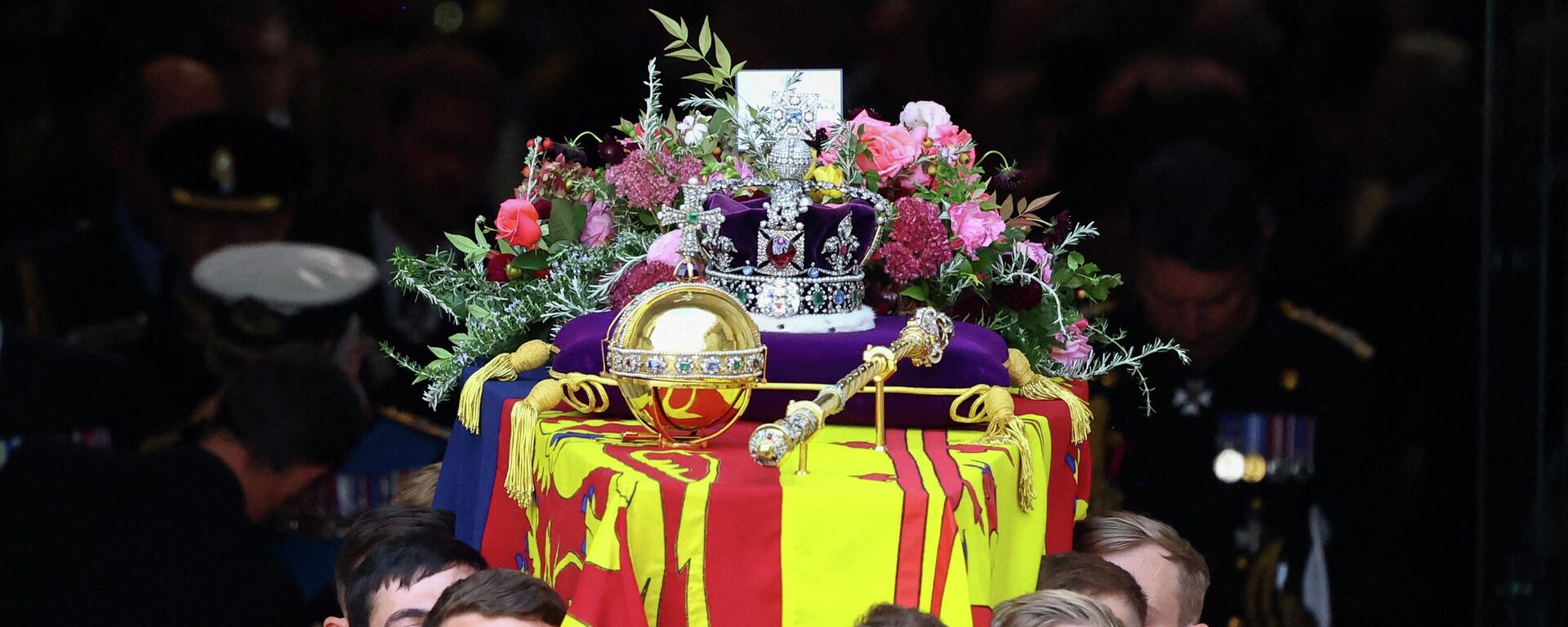 Гроб британской королевы Елизаветы II выносят из Вестминстерского аббатства в Лондоне 19 сентября 2022 года во время Государственной панихиды - Sputnik Латвия, 1920, 19.09.2022