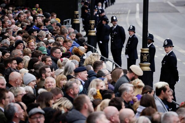 Полиция поддерживает порядок в толпе людей, пришедших на похороны британской королевы Елизаветы II в Лондоне. - Sputnik Латвия