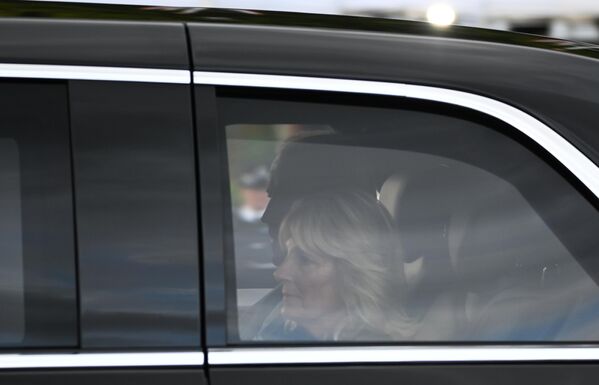 Президент США Джо Байден с супругой Джилл в автомобиле прибыли на прощание с королевой Великобритании Елизаветой II к Вестминстерскому дворцу в Лондоне. - Sputnik Латвия