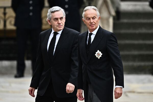 Бывшие премьер-министры Великобритании Гордон Браун и Тони Блэр прибывают в Вестминстерское аббатство в Лондоне. - Sputnik Латвия