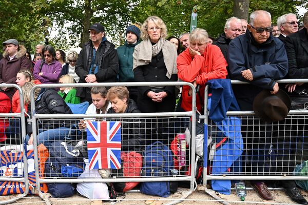 Представители общественности ждут прохода гроба по маршруту процессии в Лондоне. - Sputnik Латвия