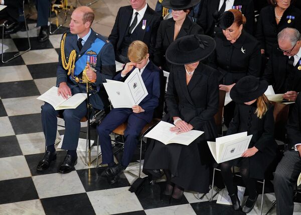 Принц Чарльз, принц Джордж, принцесса Уэльская и принцесса Шарлотта присутствуют на панихиде по королеве Елизавете II. - Sputnik Латвия