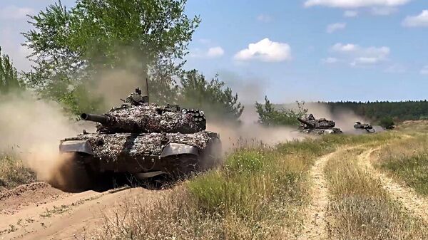 Боевая работа танков Т-72 в ходе специальной военной операции - Sputnik Латвия