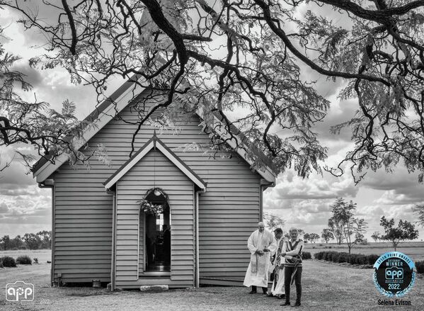 Снимок фотографа Селены Эвисон, победивший в категории &quot;Свадьба&quot; в номинации Epson Print Award конкурса The Australian Photographic Prize 2022. - Sputnik Латвия