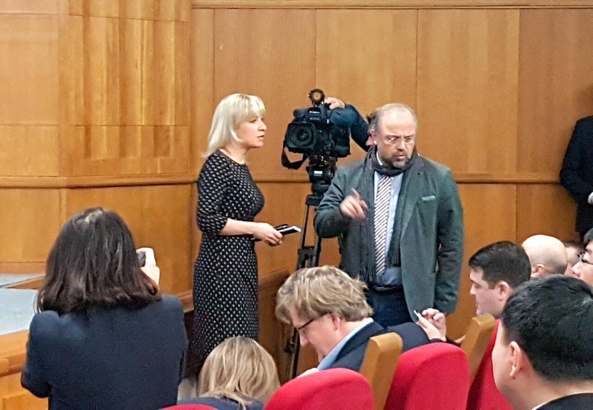 Греческий журналист Авгеринос Афанасис c официальным представителем МИД РФ Марией Захаровой Греческий журналист Авгеринос Афанасис c официальным представителем МИД РФ Марией Захаровой - Sputnik Латвия, 1920, 22.09.2022