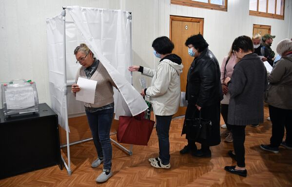Люди голосуют на  избирательном участке на Мелитопольском предприятии. - Sputnik Латвия