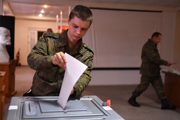 Военнослужащие Народной милиции ЛНР голосуют в Луганске на референдуме по вхождению ЛНР в состав России. - Sputnik Латвия