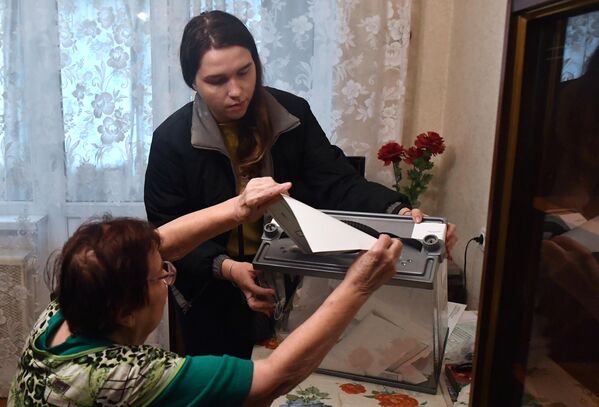 Женщина голосует надомно в Донецке на референдуме о вступлении Донецкой народной республики в состав РФ. - Sputnik Латвия