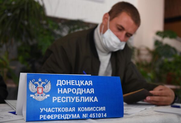 На избирательном участке в Белогорске, где проходит голосование на референдуме о присоединении ДНР и ЛНР к России. На избирательном участке в Белогорске, где проходит голосование на референдуме о присоединении ДНР и ЛНР к России. - Sputnik Латвия
