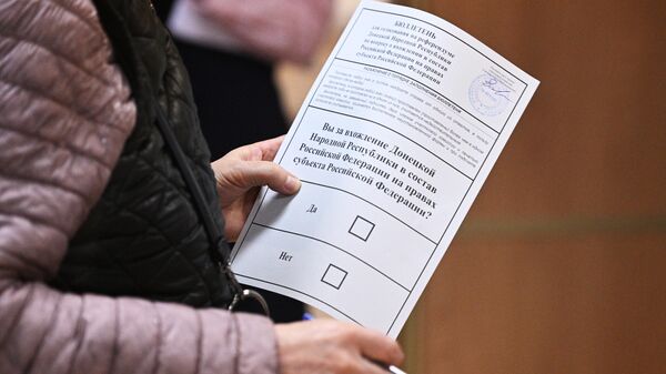 Женщина голосует на референдуме на избирательном участке в посольстве ДНР в Москве - Sputnik Латвия