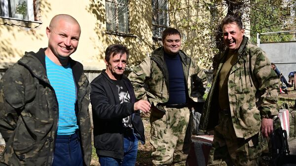 Мужчины, призванные на воинскую службу в ходе частичной мобилизации возле военного комиссариата в Чите - Sputnik Латвия