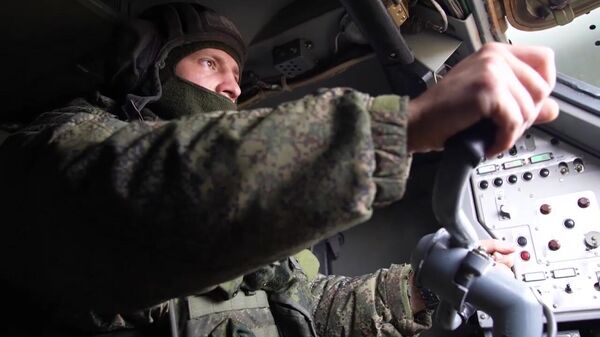 Водитель-механик ЗРК Тор-М2 во время перехвата украинских ракет в ходе спецоперации - Sputnik Латвия