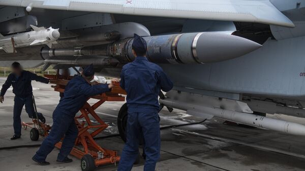 Техники готовят авиационную ракету на аэродроме базирования ВКС РФ в зоне проведения спецоперации - Sputnik Латвия