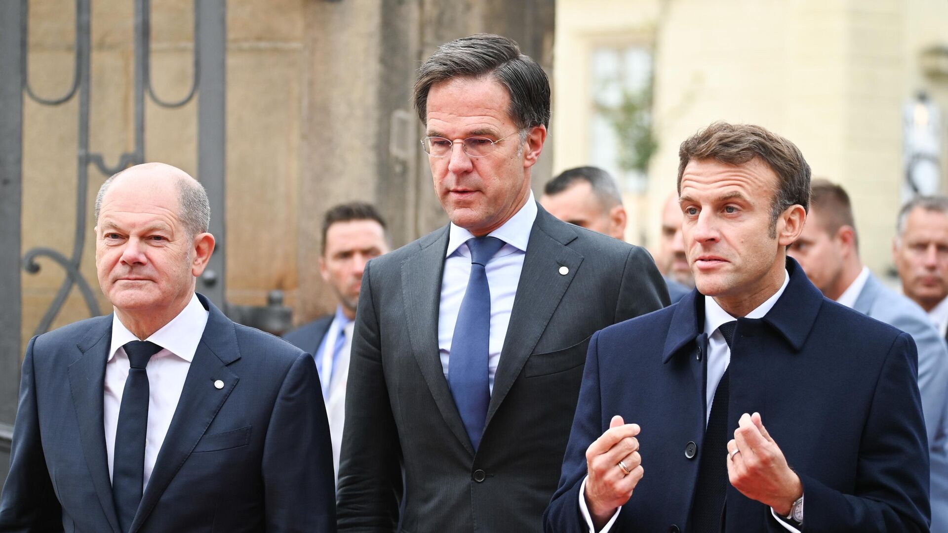 Канцлер ФРГ Олаф Шольц, премьер-министр Нидерландов Марк Рютте и президент Франции Эмманюэль Макрон (слева направо) на неформальном саммите в Праге - Sputnik Латвия, 1920, 10.07.2023