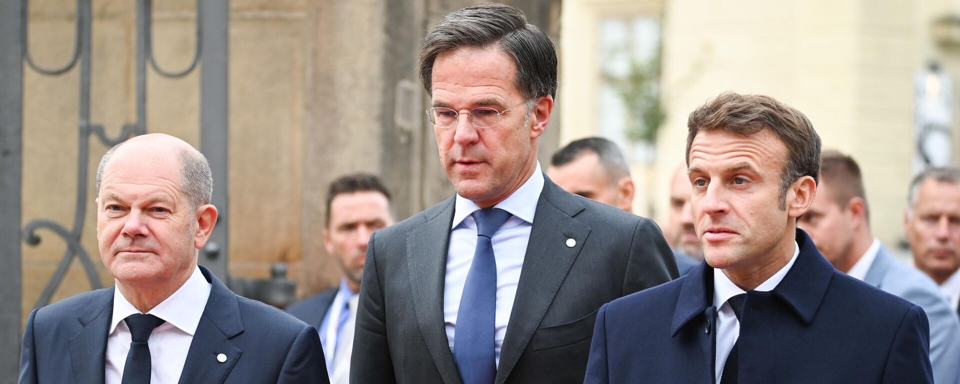 Канцлер ФРГ Олаф Шольц, премьер-министр Нидерландов Марк Рютте и президент Франции Эмманюэль Макрон (слева направо) на неформальном саммите в Праге - Sputnik Латвия, 1920, 07.10.2022