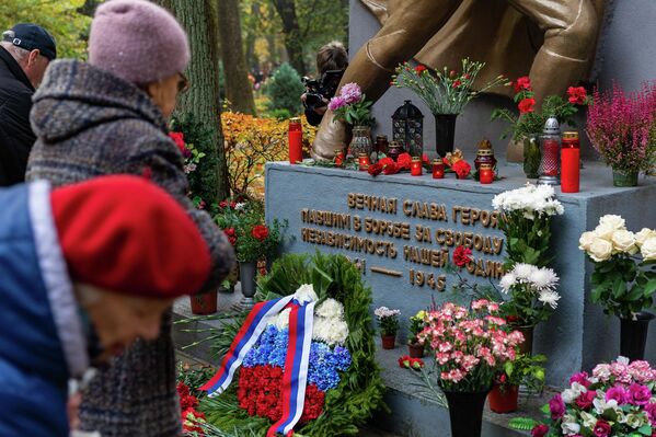 На Покровское кладбище почтить память советских воинов пришли не только дипломаты и представители общественных ветеранских организаций, но и просто неравнодушные люди, которые еще помнят и ценят историю. - Sputnik Латвия