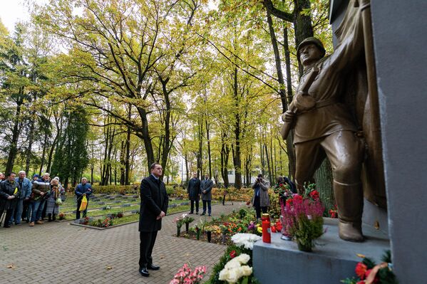 Посол РФ в Латвии Михаил Ванин на церемонии возложения цветов по случаю 78-й годовщины освобождения Риги от немецко-фашистских захватчиков на Покровском кладбище. - Sputnik Латвия